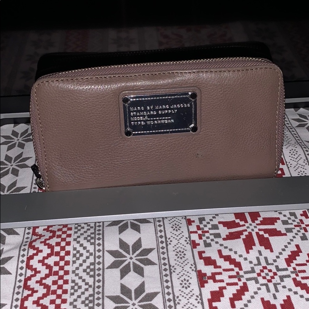 Marc Jacobs zip around wallet